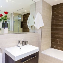 bathroom in america square apartments, london