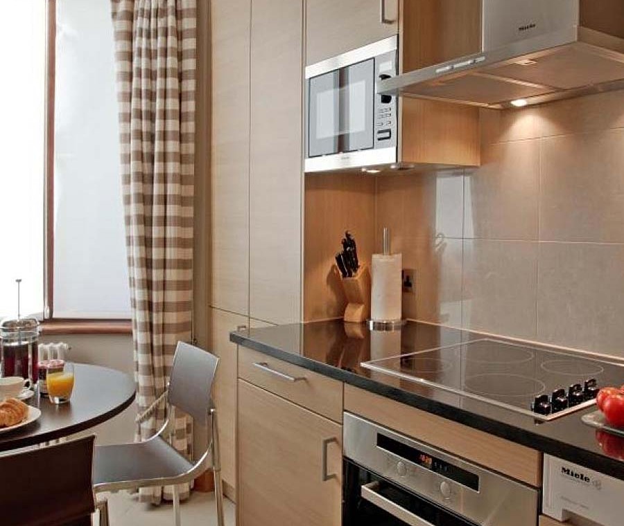 kitchen with dining table, Knightsbridge Apartments, Knightsbridge, London SW3