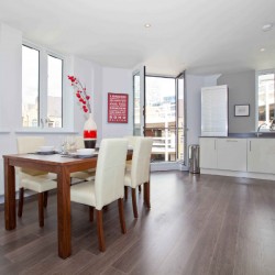 dining area, kitchen in Whitesrow Apartments, London