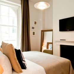 bedroom with TV in Cannon College Hill Apartments, City, London