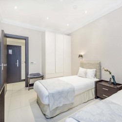 bedroom with 2 single beds in kensington, london