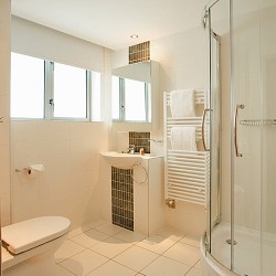 shower room with toilet, sink and towel rail, Bloomsbury Short Lets, Bloomsbury, London WC1