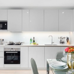 fully equipped kitchen, dining table, Gate Apartments, Westminster, London