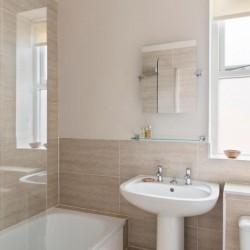 bathroom with bathtub, sink, mirror and wc, Castle Apartments, Reading, Berkshire RG1