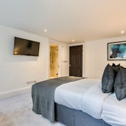 double bedroom, Lincoln's Apartments, Holborn, London WC2