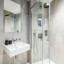 shower room with sink and mirror, Garrick Apartments, Covent Garden, London WC2