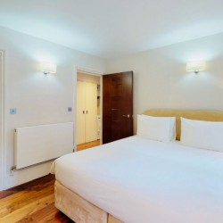 king size bedroom, en suite bathroom, Russell Square Short Lets, Bloomsbury, London WC1