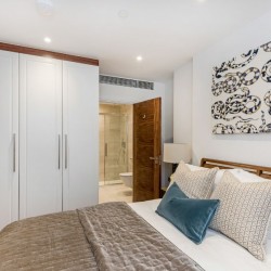 double bedroom with en-suite bathroom, Hyde Park Apartments 1, Kensington, London SW7