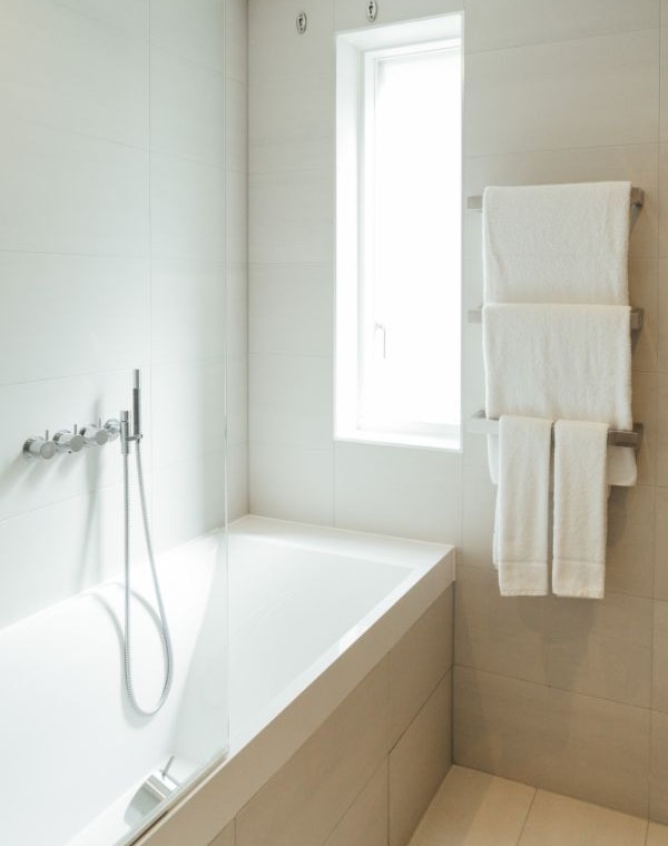 bathtub and towels, Wigmore Street Apartments, Marylebone, London W1