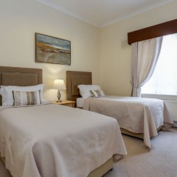 twin beds in bedroom, Chesterfield Apartments, Mayfair, London W1