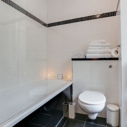 bathroom with tub, wc, towels, towel rail, Chesterfield Apartments, Mayfair, London W1
