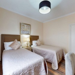 bedroom with twin beds, Chesterfield Apartments, Mayfair, London W1