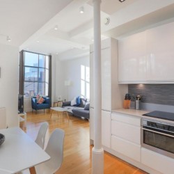 fully equipped kitchen, dining table and living room, Lower Thames Apartments, City, London EC3