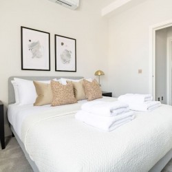 penthouse double bedroom with en suite bathroom, Kensington Apartments, Kensington, London SW7