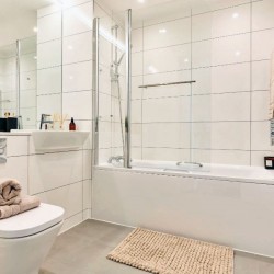 bathroom with wc, sink, mirror and bathtub, Kew Apartments, Kew, London TW8