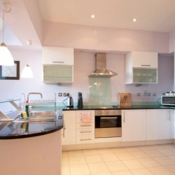 fully equipped kitchen with work tops, washing up rack,