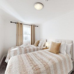 twin beds in bedroom, Baker Street Apartments, Marylebone, London NW1