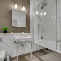 bathroom with toilet, sink, mirror cabinet and bathtub, Carlow Apartments, Camden, London NW1