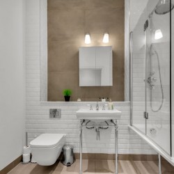 bathroom with WC, sink, mirror and bathtub, Carlow Apartments, Camden, London NW1