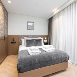 bedroom with double bed, cushions and towels, Covent Garden Deluxe, Covent Garden, London WC2
