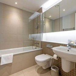 bathroom with bathtub, toilet, sink and mirror, Southbank Apartments, Southwark, London SE1