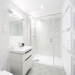 shower room with sink, mirror, shower cubicle, Covent Garden 1, Covent Garden, London WC2